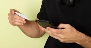 Ilustrasi seseorang sedang mengisi data diri untuk pengajuan SKCK melalui aplikasi Superapps Presisi Polri.